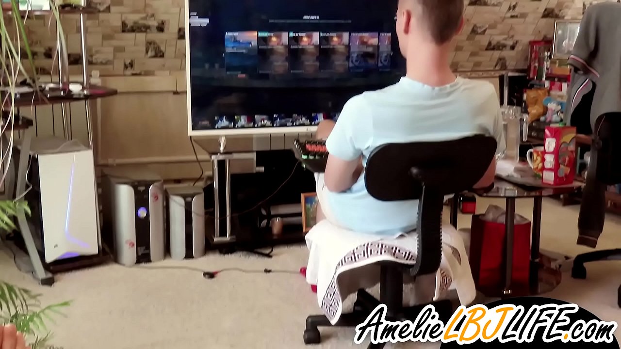 A lány szexuális játékkal maszturbál a barátja számára, hogy számítógépes játékokat játsszon