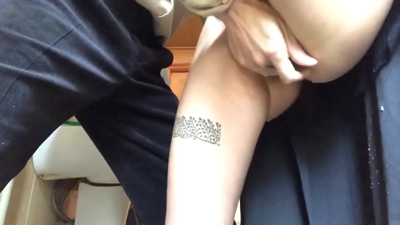 Squirt az iskolai WC-ben, egy igazi habos orgazmus - a tanárom mindent megtett.