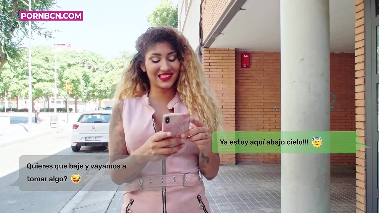 Hűtlen feleség, hogy keményen megdugja fiatal szeretőjét, miközben férje dolgozik. Latina mellekkel és nagy seggel. Vénusz Aphrodité.