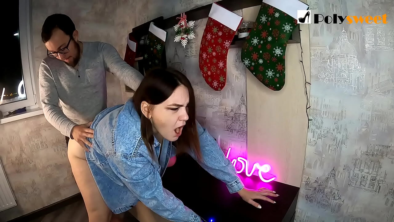 A fickó élvezte, hogy egy lófarkas szépséget a szájával és a farkával a seggébe baszik.