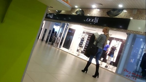 Király csaj a szupermarketben.