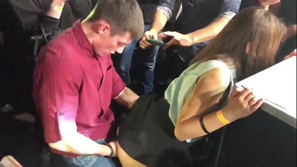 Igazi szex egy orosz éjszakai klubban. 18 éves orosz lány anális és vagina baszott éjszakai klubban